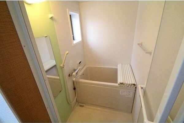 バス・シャワールーム　同物件別部屋写真