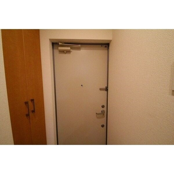 玄関　同物件別部屋写真