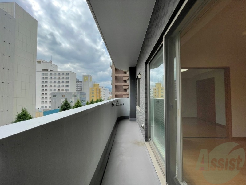 バルコニー　バルコニーは幅があり、広い印象を受けました。