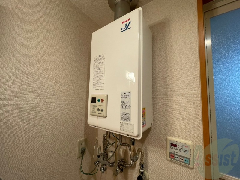 その他設備　給湯器は簡単操作で温度調整ができますよ。