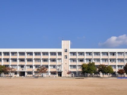 小学校　姫路市立安室東小学校（小学校）まで913m