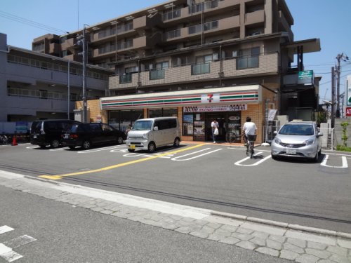 コンビニ　セブンイレブン吹田垂水町1丁目店（コンビニ）まで195m