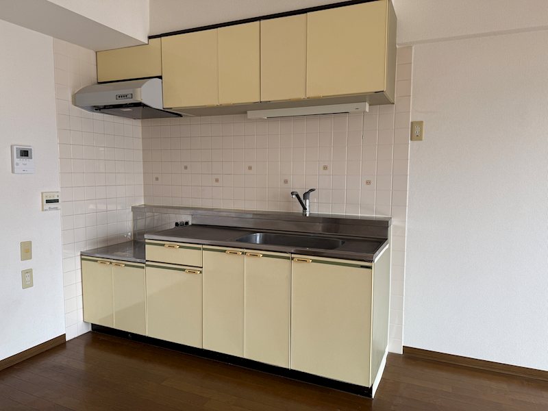 キッチン　同建物別部屋の写真となります。