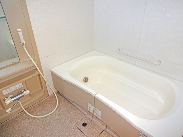 バス・シャワールーム　嬉しい追い焚き・浴室乾燥機付きです♪