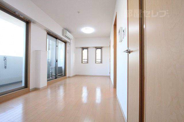 居室・リビング　採光部が非常に多く明るい室内☆約１０帖の洋室で家具配置も楽々