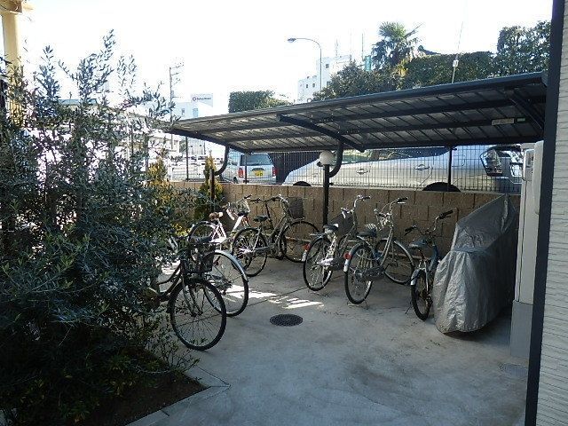 その他共有部分　屋根付きの駐輪場で雨の日も濡れません