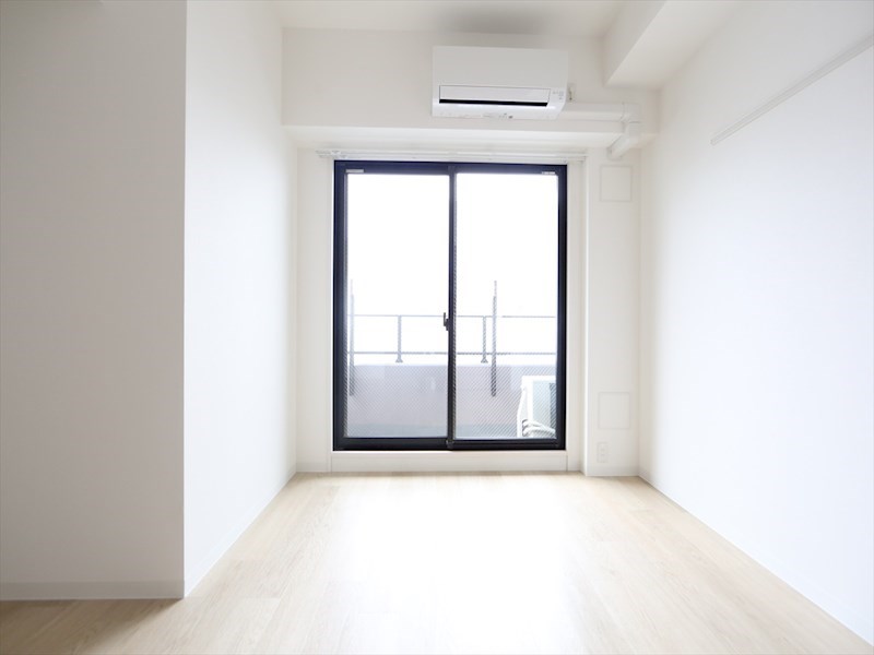 バルコニー　洋室8帖　2面採光　エアコン完備　バルコニー