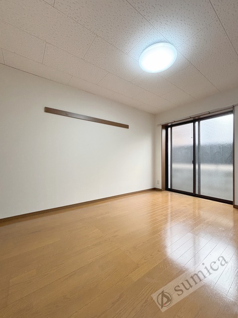 バルコニー　内装は落ち着いています。おおきな窓で明るさを演出。