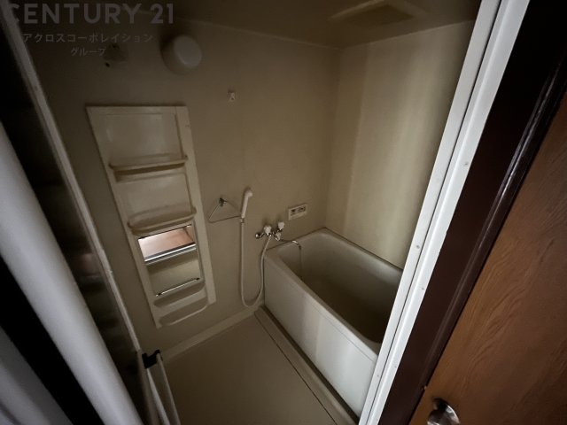 バス・シャワールーム　収納棚つきのお風呂です！