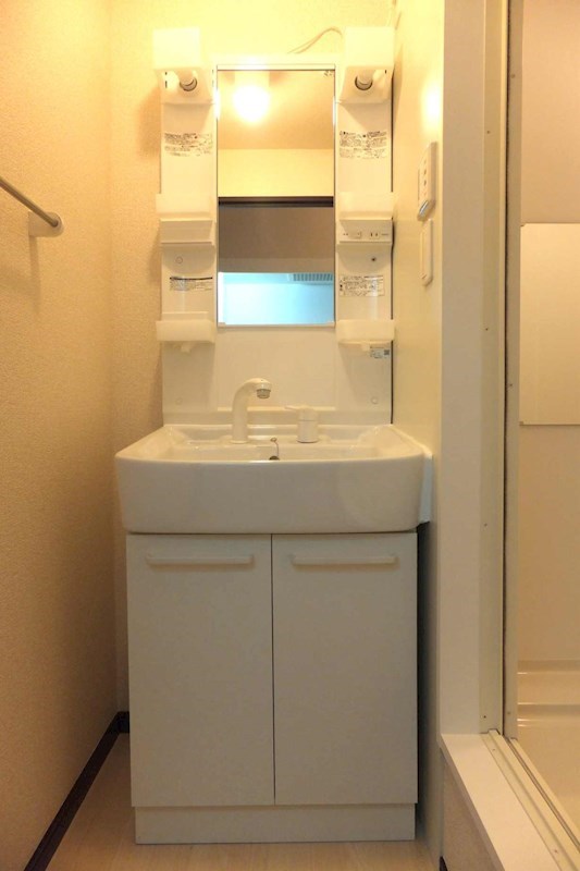 洗面設備　シャワー付き独立洗面台も設置されています♪