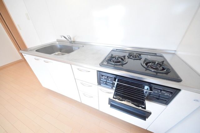 キッチン　ガスコンロ三口