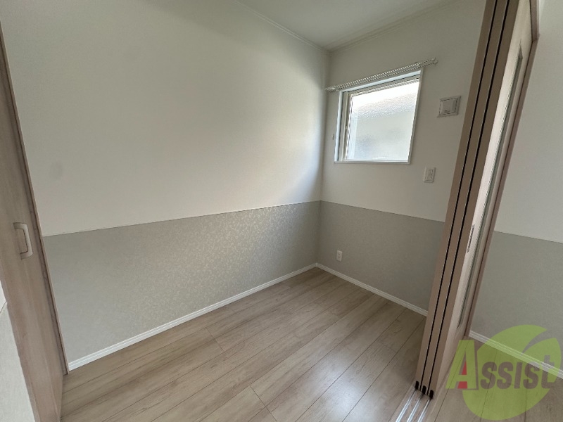 その他部屋・スペース　寝室には窓もあるので換気がしやすいですね。