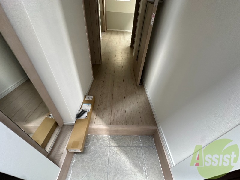 玄関　玄関には姿見があるのでお出かけ前に身だしなみの確認が出来ます