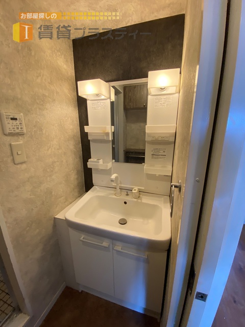 洗面設備　おしゃれな雰囲気の独立洗面台まわり。