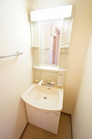 洗面設備　※同物件・反転タイプの写真です。