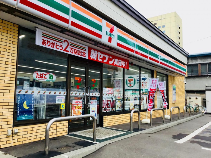 コンビニ　セブンイレブン（コンビニ）まで15m
