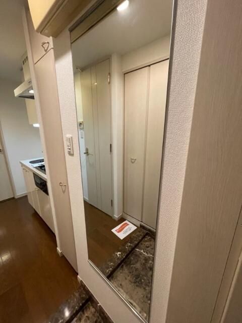 玄関　※同建物内・別タイプの参考写真です。