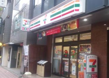 コンビニ　セブンイレブン赤坂4丁目店（コンビニ）まで121m