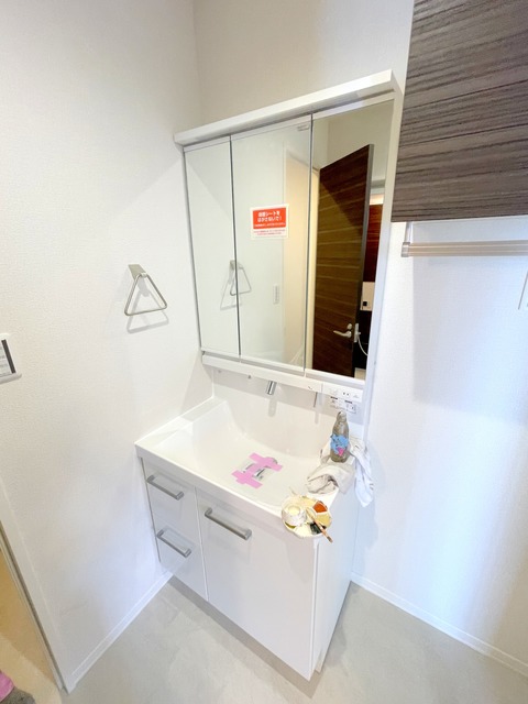 洗面設備　★三面鏡裏が収納になっている独立洗面台★