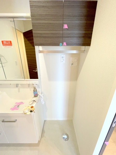 その他　★洗濯機置場上に棚があり便利です★