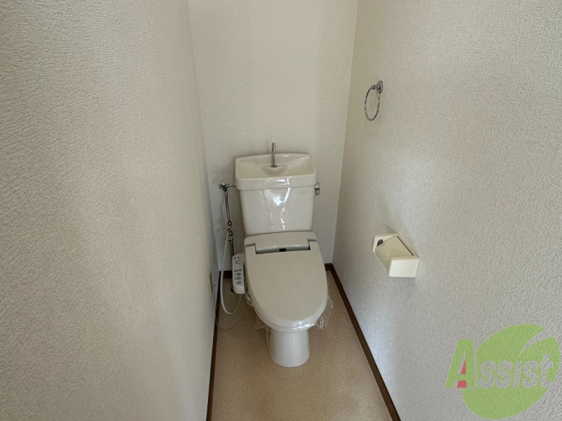 トイレ　トイレはウォシュレット機能付きです。安心して使用できますね。