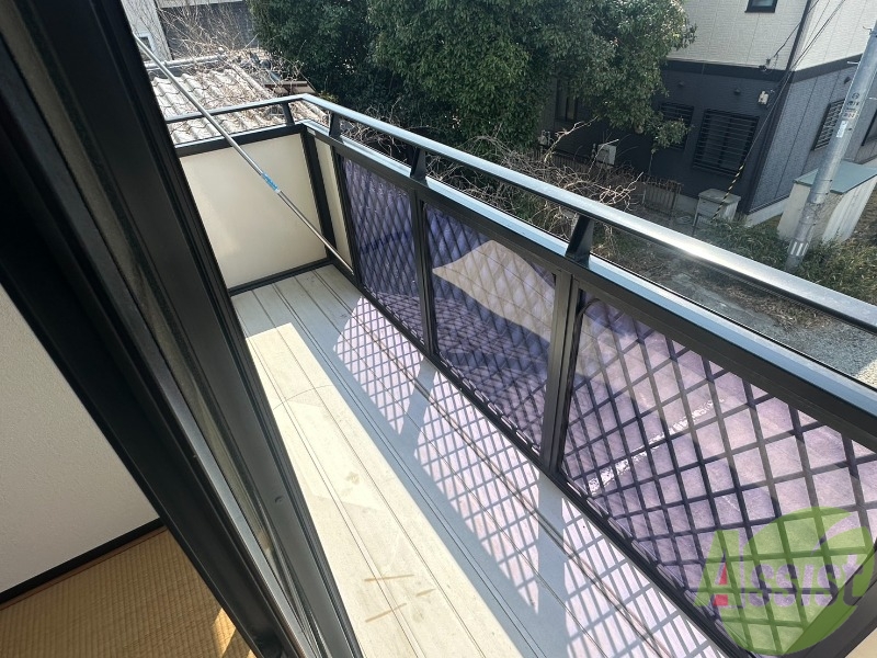 バルコニー　バルコニーは洗濯物を干すのに十分な広さがありますね。