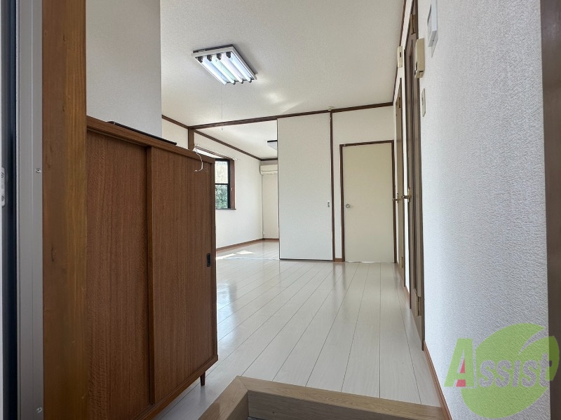 玄関　玄関から撮影しました。明るい印象ですね。