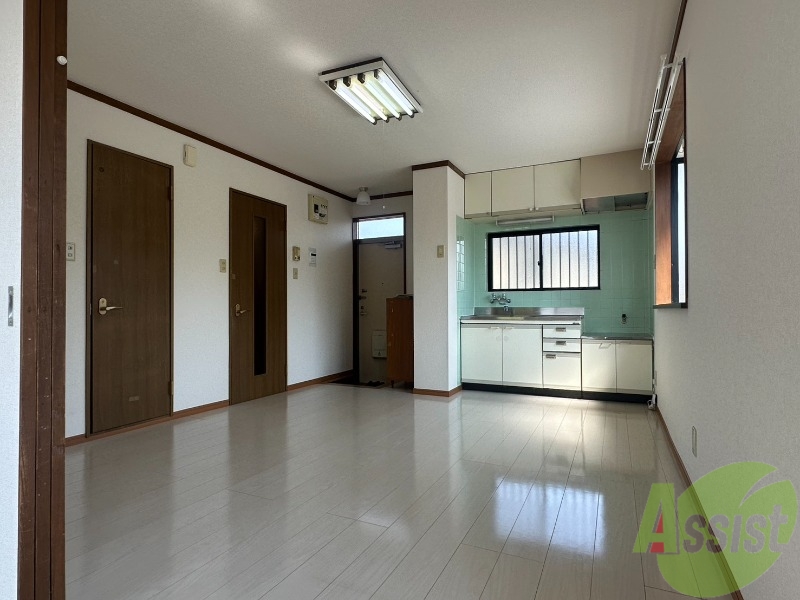 居室・リビング　１０帖のＬＤＫです。広々としてきれいですね。