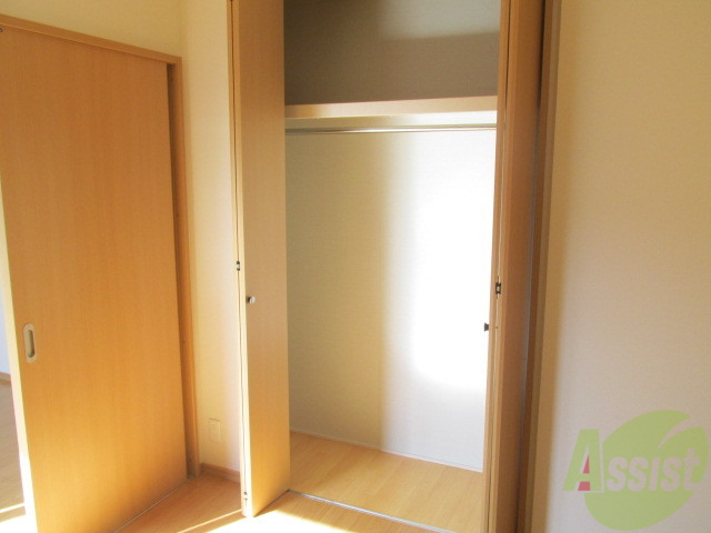 収納　ハンガーパイプ付で洋服の収納も楽々です。２段式で収納便利