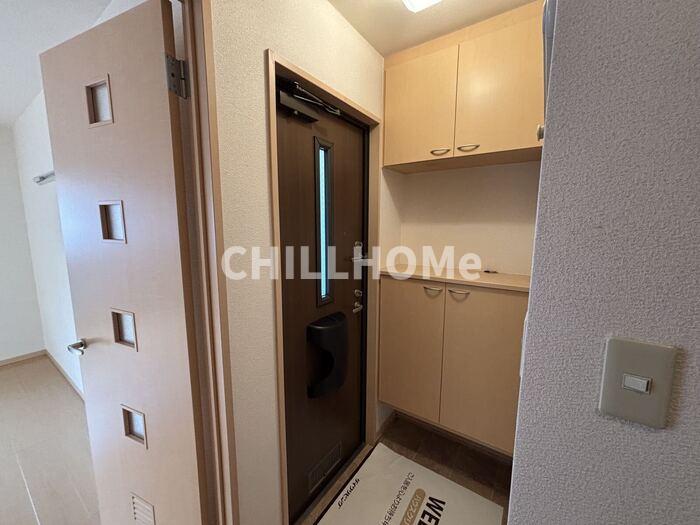 玄関　当社、チルホームのHPもご覧ください(^^)/物件情報多数♪