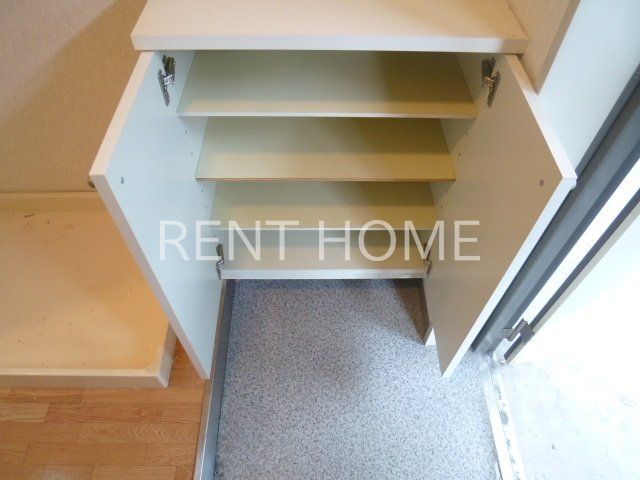 玄関　下駄箱あります