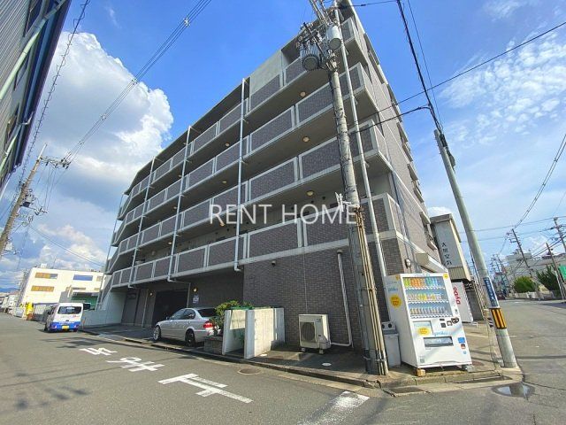 建物外観　角地に建つ鉄筋コンクリートマンションです