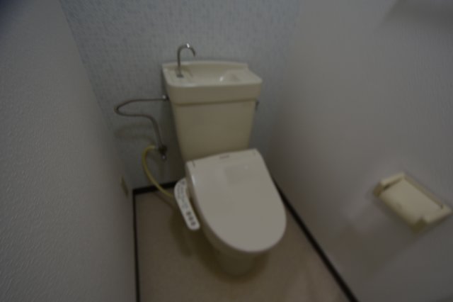 トイレ　ウォシュレット付きのトイレです♪
