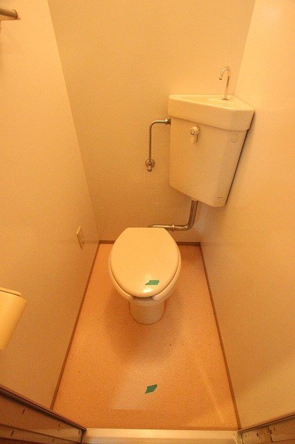 トイレ　同物件別号室のものです。