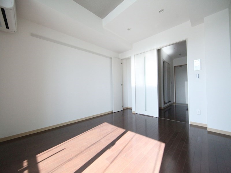 居室・リビング　洋室7.1帖　クローゼット付　エアコン完備　南面バルコニー