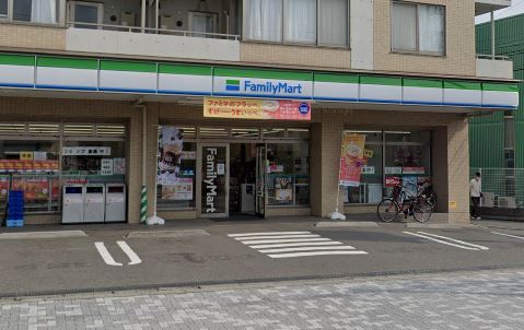 コンビニ　ファミリーマート 横浜神大寺四丁目店（コンビニ）まで369m