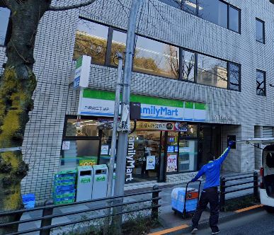 コンビニ　ファミリーマート 九段南二丁目店（コンビニ）まで322m