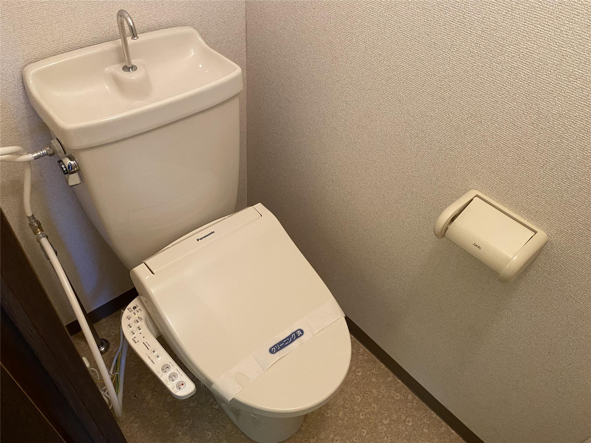 トイレ　温水洗浄便座付きのお風呂です