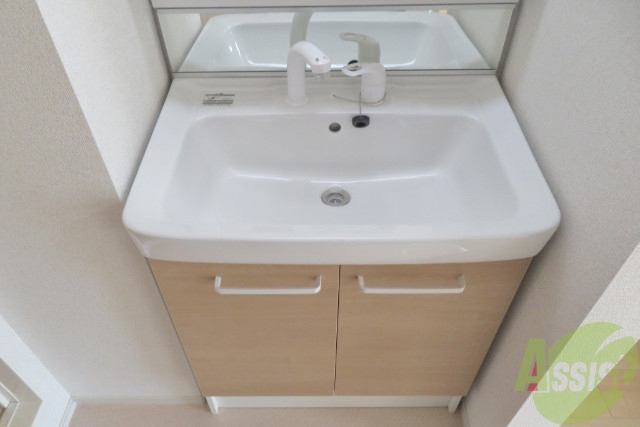 洗面設備　独立洗面台です。朝の身支度はこちらでどうぞ。