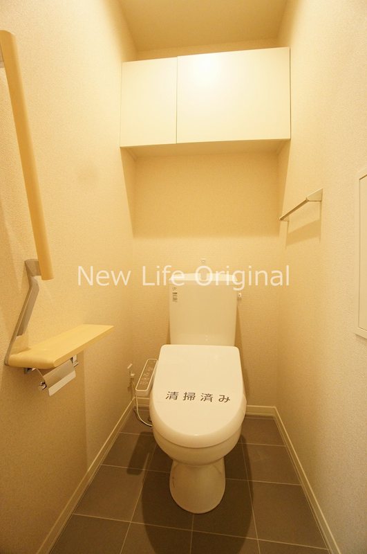 トイレ　毎日使うので、人に優しく清潔な温水洗浄機能付き。