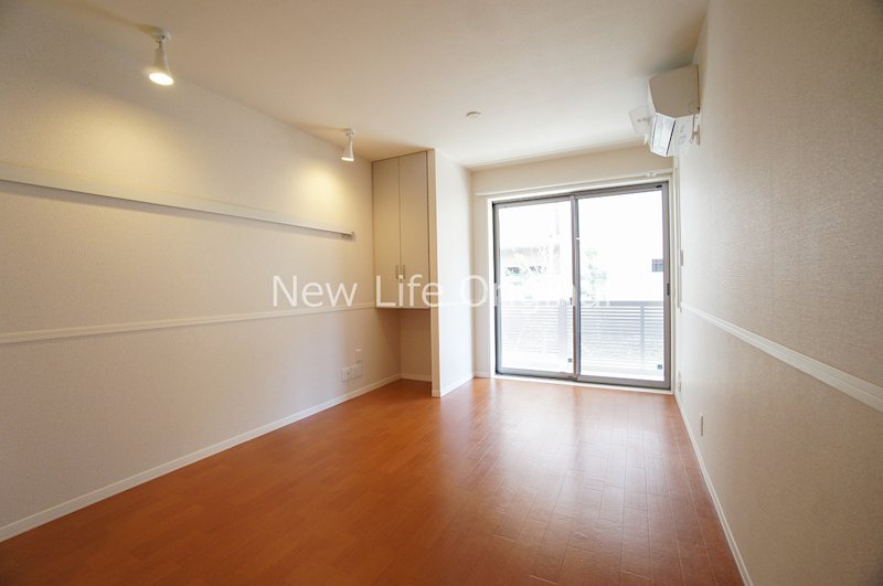 居室・リビング　10.6帖のリビングにはライト付き。