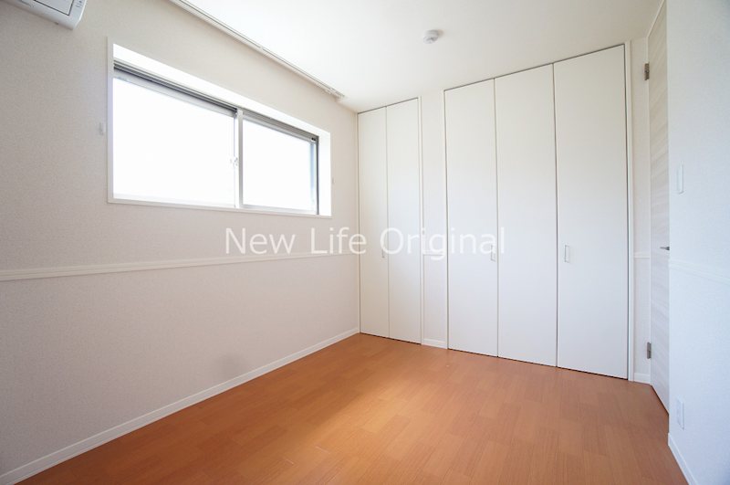 その他部屋・スペース　5.4帖の洋室にもエアコン完備してます。