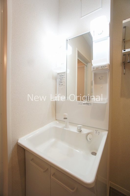 洗面設備　シャワー付洗面台で忙しい朝でも楽に身支度が出来ます。