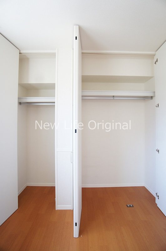 収納　コートなどもかけられる収納。棚付きで整理出来ます。