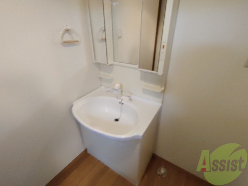 洗面設備　洗面台はシャワーノズルも付いて便利に活用できます