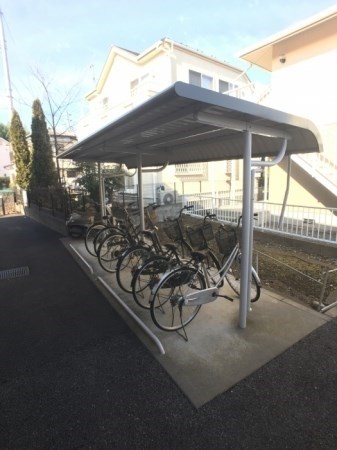 その他共有部分　屋根付き駐輪場ございます。