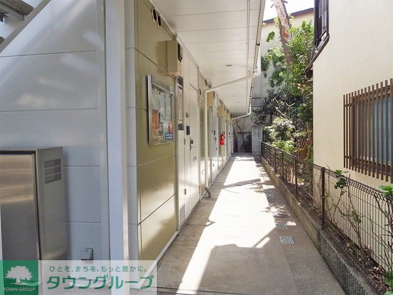 エントランス　設備・仕様は号室により異なる為、現況を優先致します。