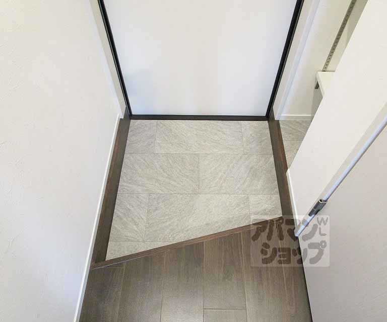 玄関　１０３号室の写真です。