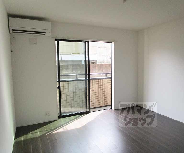 居室・リビング　１０３号室の写真です。