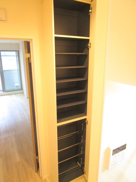 玄関　同物件同間取りの301号室の写真です